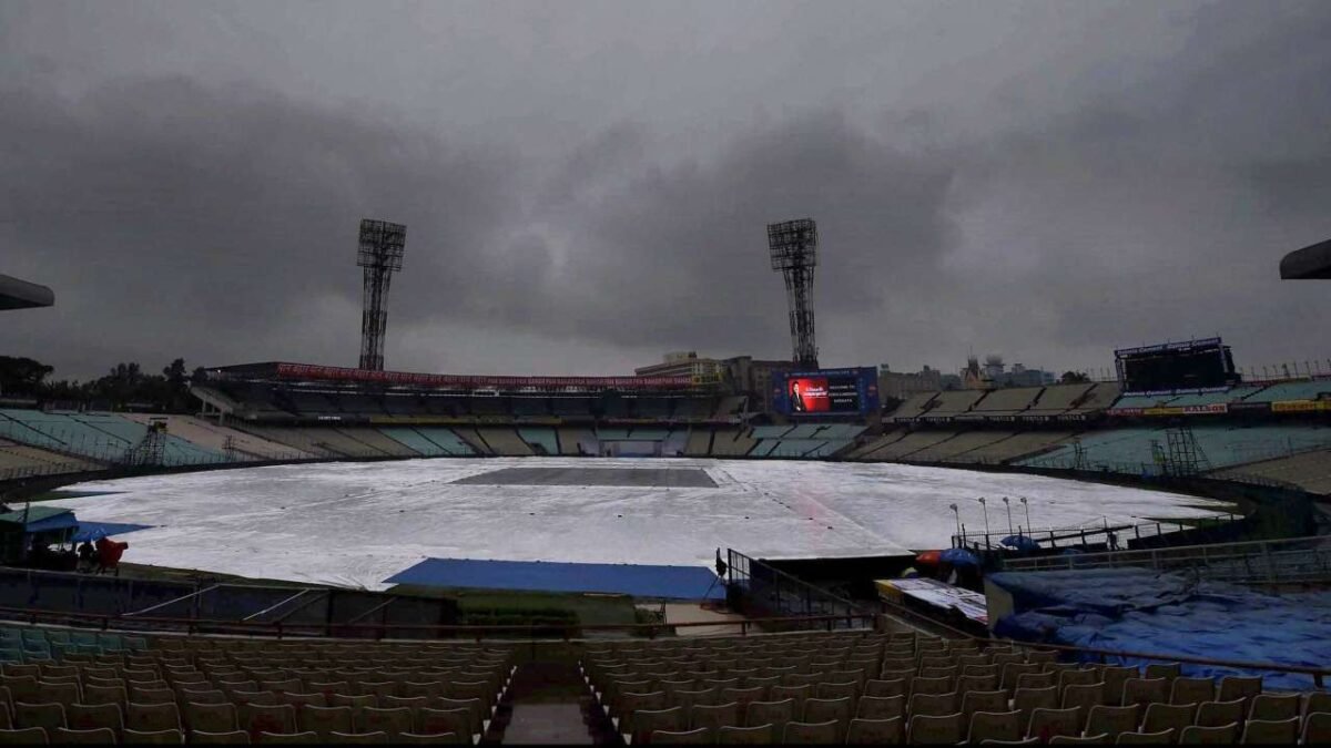 कोलकाता में हो रही है तेज बारिश, जानिए कब तक शुरू होगा मैच और रद्द हुआ तो कौन होगा विजेता