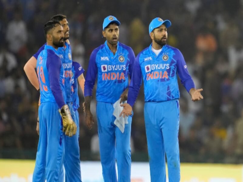 IND vs AUS : Team India के लिए बोझ बन चुका है ये करिश्माई गेंदबाज, लगातार मिल रहे मौके को किया बर्बाद