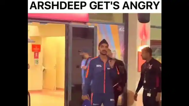 फैन ने अर्शदीप सिंह को कहा 'गद्दार', क्रिकेटर को आ गया गुस्सा और हो गई लड़ाई, देखें वीडियो