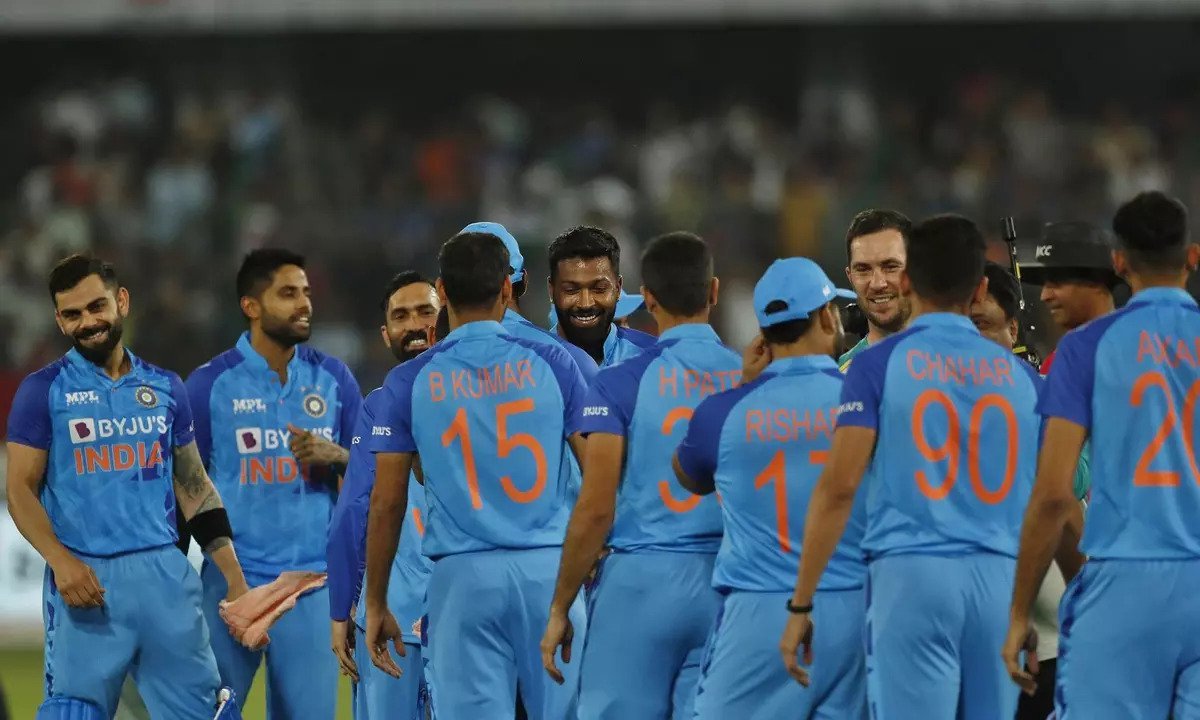 बुमराह के बाद भारत को लगा एक और झटका, शानदार फॉर्म में चल रहा ये खिलाड़ी भी हुआ चोटिल, विश्व कप टीम से कट सकता है पत्ता!
