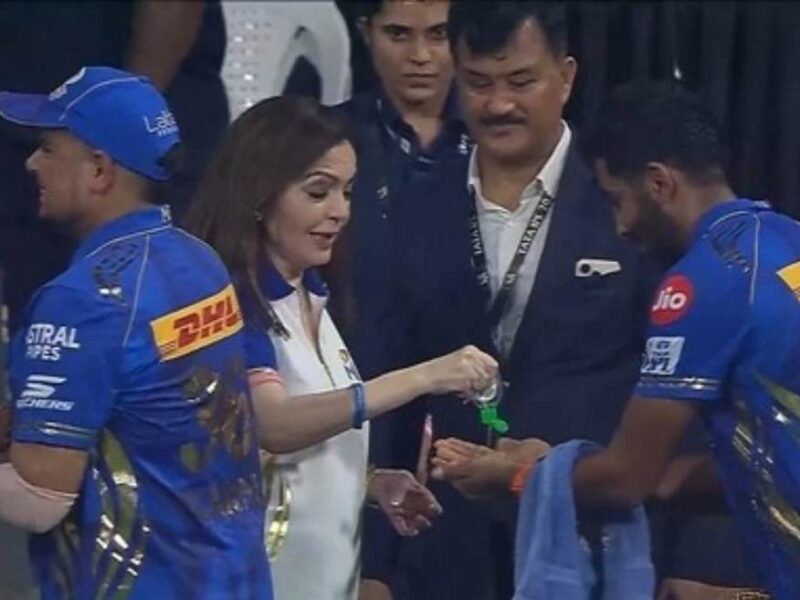 Mumbai Indians की मालकिन नीता अंबानी का दिखा घमंड, बुमराह से हाथ मिलाने से पहले हाथ कराया साफ़