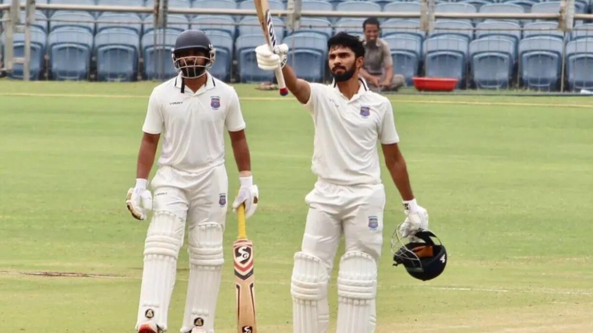 6,6,6,6,4,4,…Ruturaj Gaikwad ने बल्ले से काटा ग़दर, टेस्ट में खेली वनडे पारी ठोक दिया तूफानी शतक, चौके-छक्के की लगायी झड़ी