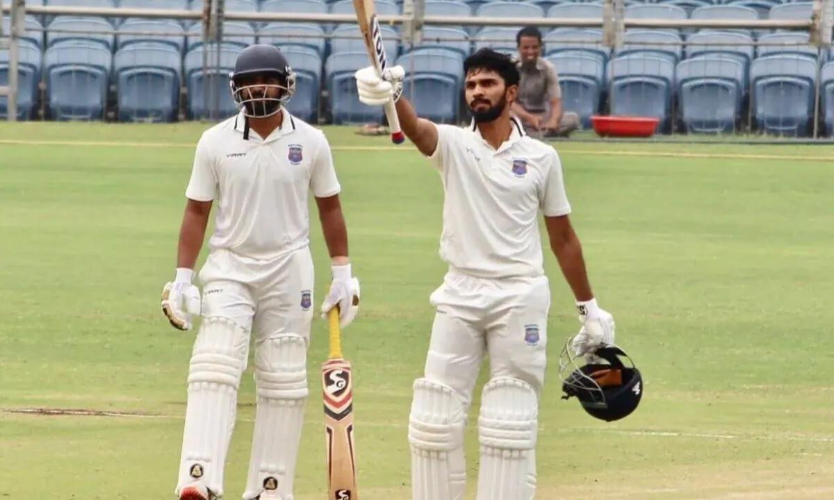 6,6,6,6,4,4,…Ruturaj Gaikwad ने बल्ले से काटा ग़दर, टेस्ट में खेली वनडे पारी ठोक दिया तूफानी शतक, चौके-छक्के की लगायी झड़ी