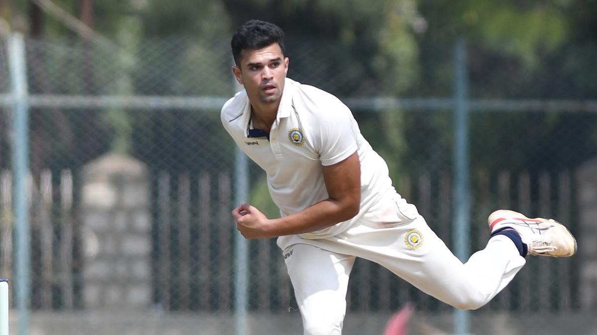 W W W W W.. सगाई करते ही Arjun Tendulkar ने मैदान में मचा दिया कोहराम, अकेले दम पर ढ़ेर कर दी आधी टीम