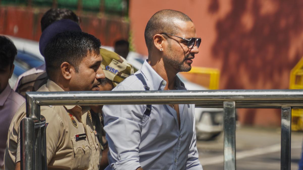 Shikhar Dhawan पर टूटा मुसीबतों का पहाड़, ED ले गयी अपने साथ, 8 घंटे चली लंबी पूछताछ, इस मामले में बुरी तरह फंसे गब्बर