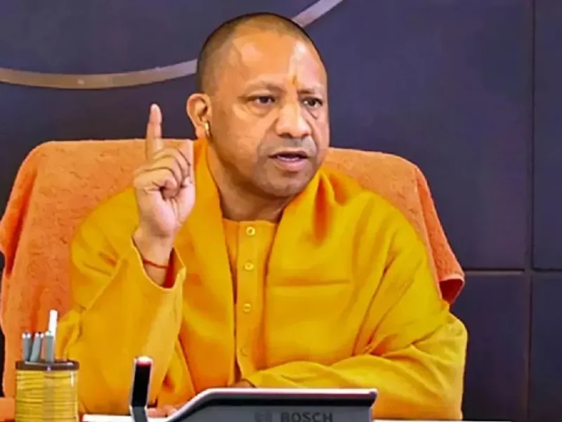 कुशीनगर में बाढ़ प्रभावितों के बीच पहुंचे CM योगी, राहत कार्यों का लिया जायजा, मदद का किया ऐलान