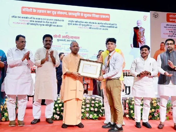 यूपी में Yogi Adityanath ने 3350 करोड़ छात्रों को दिया तोफा, 1 अप्रैल से होगा कई बड़े बदलाव