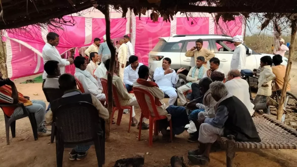 चंदौली में तेरहवीं कार्यक्रम में शामिल हुए राम जियावन सिंह यादव, शोक संतप्त परिवार को दी सांत्वना