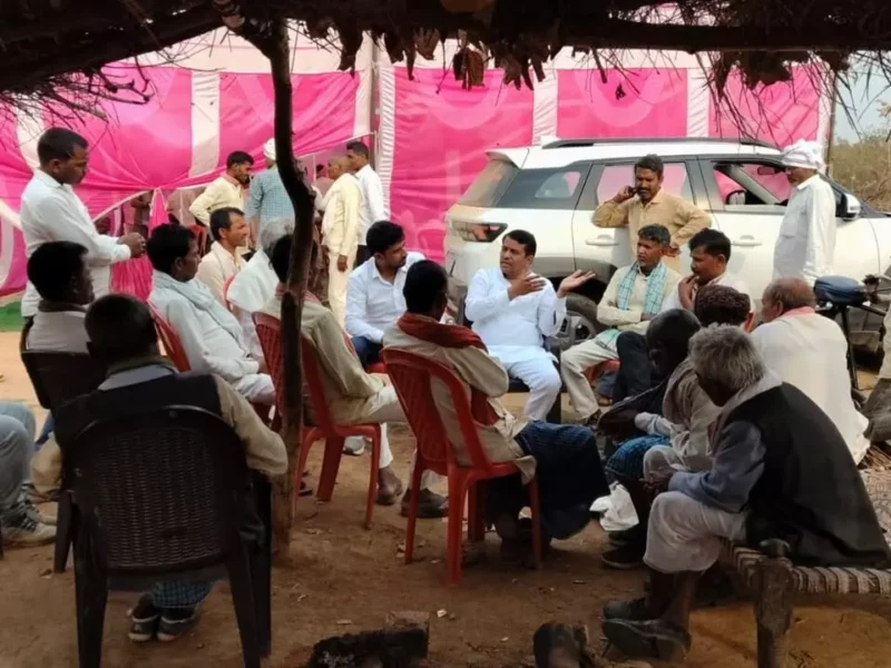 चंदौली में तेरहवीं कार्यक्रम में शामिल हुए राम जियावन सिंह यादव, शोक संतप्त परिवार को दी सांत्वना