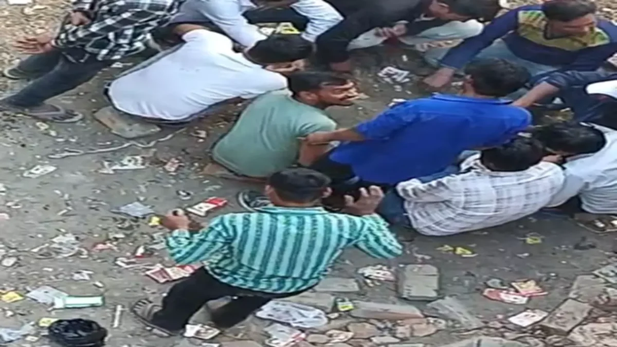 UP के अलीगढ़ में खाली प्लॉट बना जुए का अड्डा, वायरल हुआ वीडियो पुलिस जांच जुटी