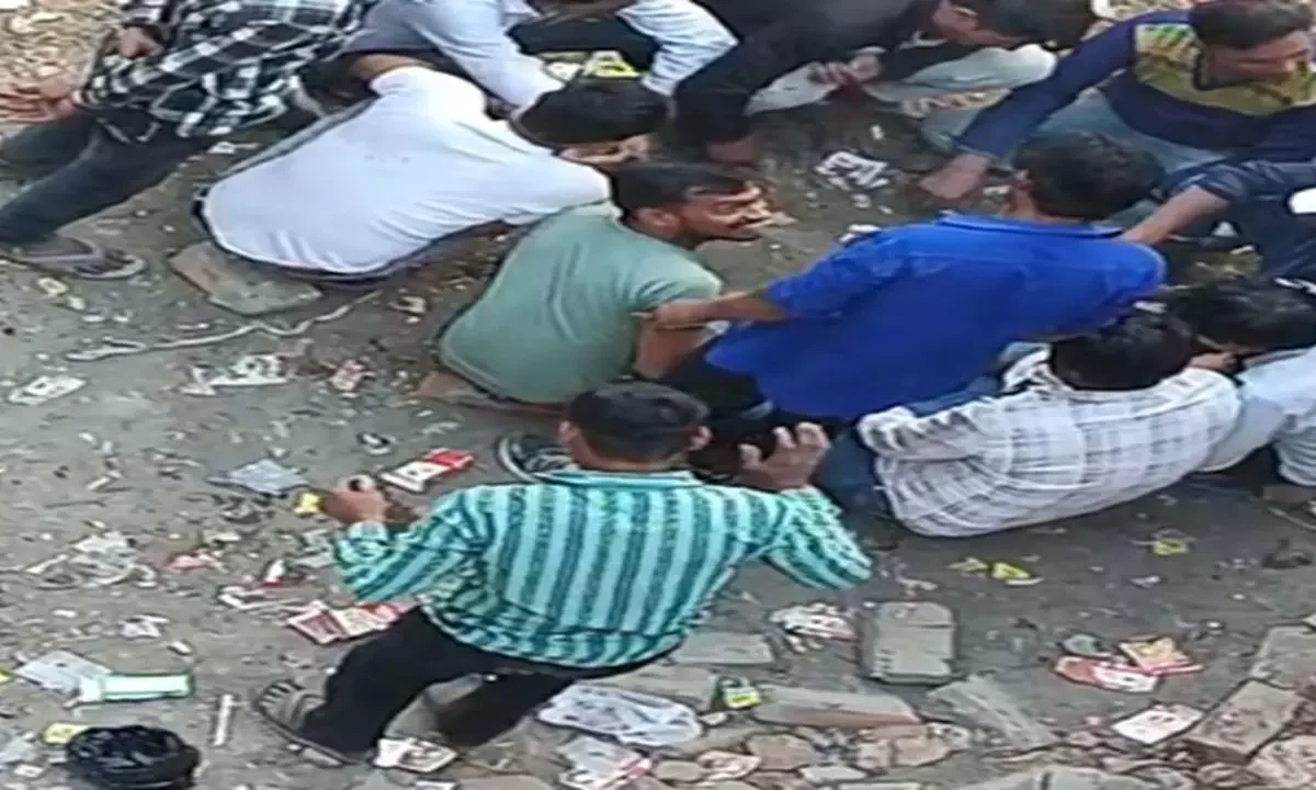 UP के अलीगढ़ में खाली प्लॉट बना जुए का अड्डा, वायरल हुआ वीडियो पुलिस जांच जुटी