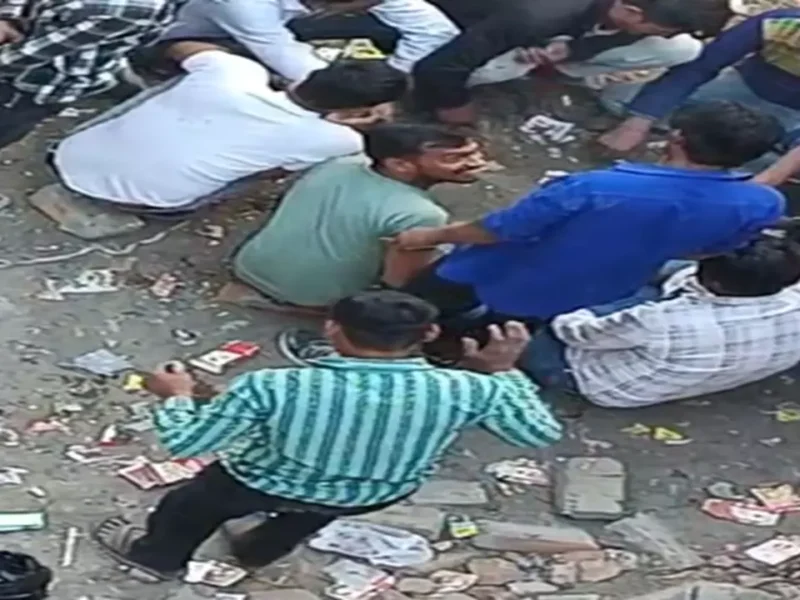 UP के अलीगढ़ में खाली प्लॉट बना जुए का अड्डा, वायरल हुआ वीडियो पुलिस जांच जुटी
