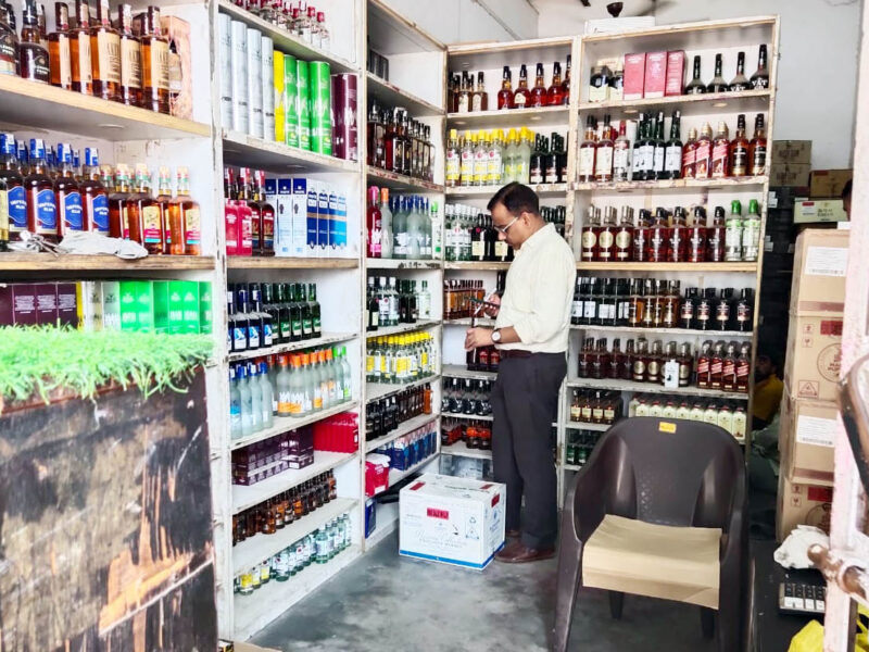 अलीगढ़ में आबकारी विभाग की सख्ती, शराब दुकानों पर छापेमारी, ओवररेटिंग पर कड़ी चेतावनी