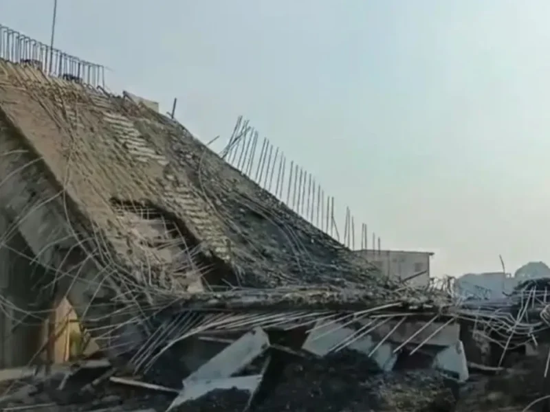 चंदौली ROB हादसा: ओवरब्रिज का स्लैब गिरा, DM सख्त, JE निलंबित, FIR के आदेश