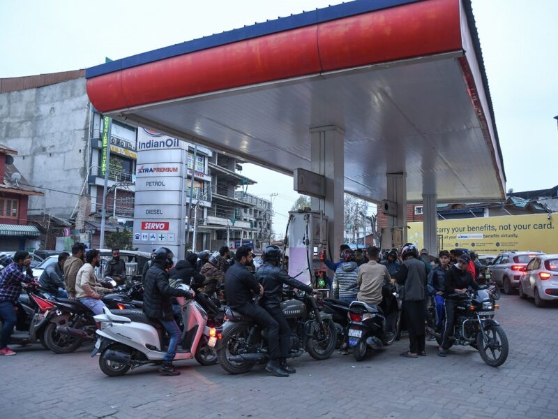 लखनऊ में पेट्रोल, डीजल की किल्लत की अफवाह से मचा हड़कंप, हकीकत में सप्लाई सामान्य, सरकार को बदनाम करने की कोशिस
