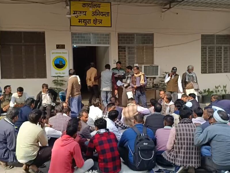 मथुरा में नगर निगम कर्मचारियों का प्रदर्शन: सुरक्षा उपकरणों की मांग को लेकर कर रहे हैं विरोध प्रदर्शन