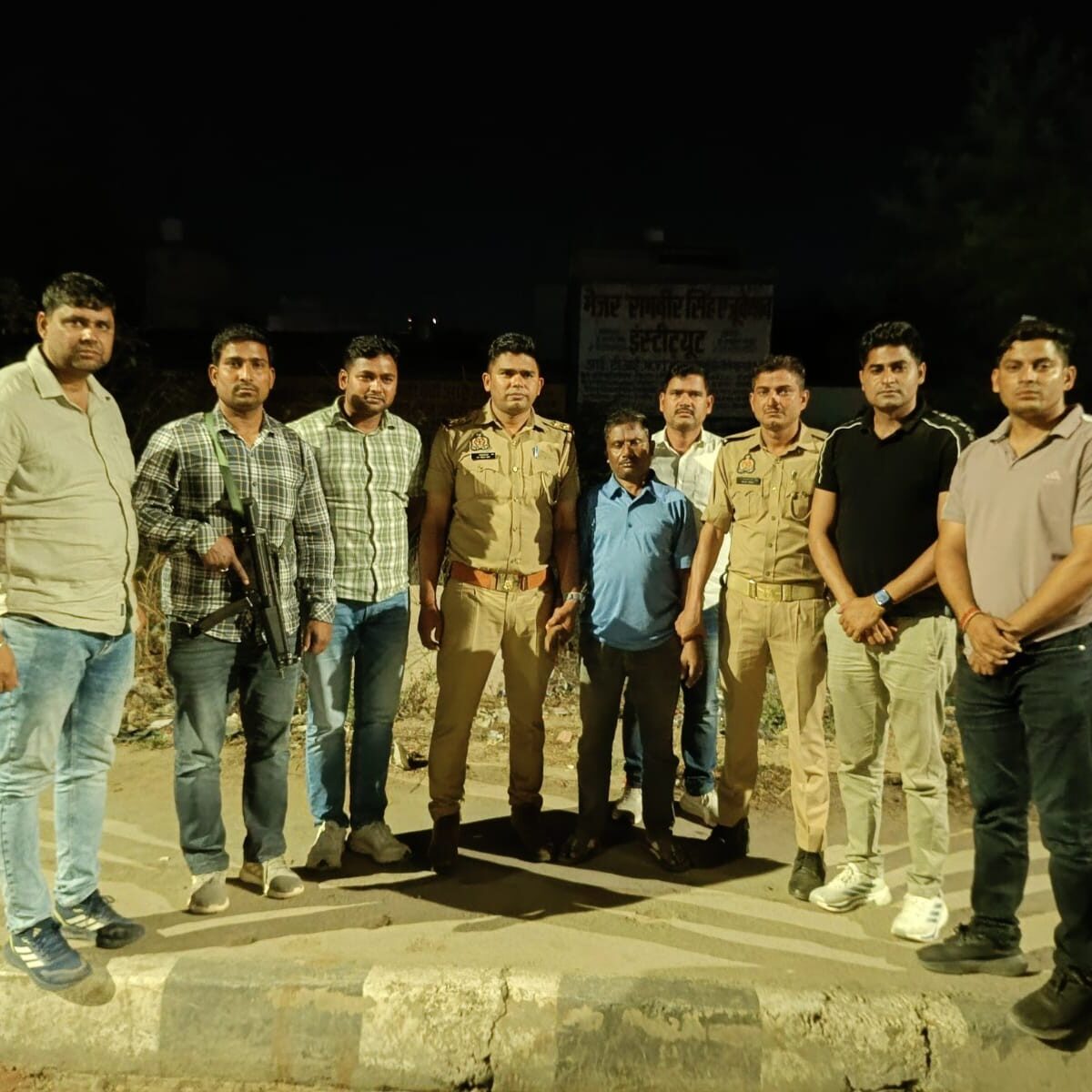 UP पुलिस का बड़ा कारनामा 17 साल पहले शिकोहाबाद में हुए ज्वेलरी लूट कांड के मास्टरमाइंड को योगी की पुलिस ने धर दबोचा