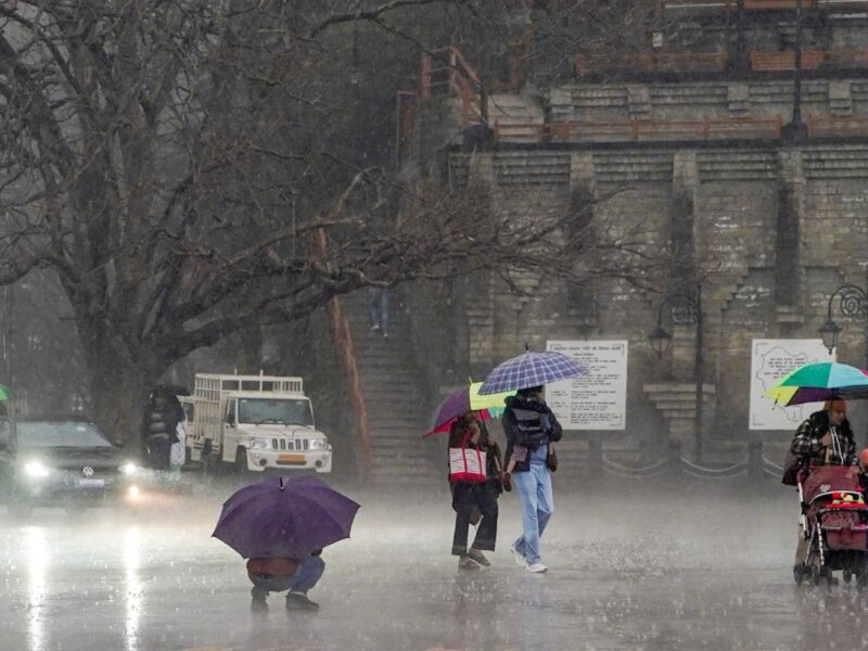 यूपी मौसम अलर्ट: IMD का रेड अलर्ट, तेज बारिश और 60 किमी/घंटा की हवाओं का खतरा, इन जिलों में होगी झमाझम बारिश