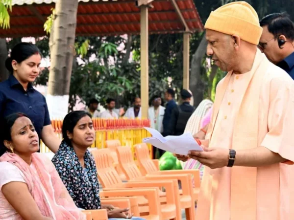CM योगी ने ‘जनता दर्शन’ में सुनीं लोगों की समस्‍याएं, बोले- गुंडागर्दी बर्दाश्त नहीं, पुलिस करे सख्त कार्रवाई