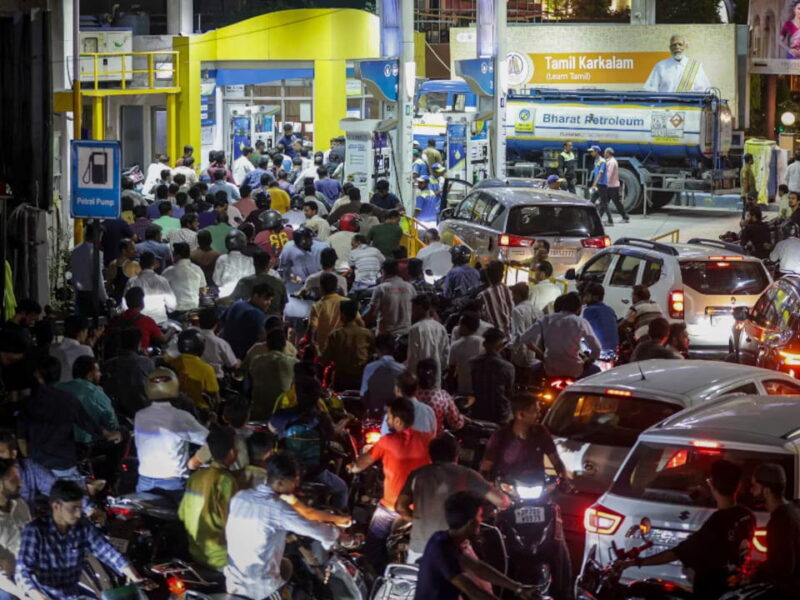 UP में इस पेट्रोल पंप पर रात भर लगी रही लाइन, अचानक अफवाह से उमड़ी भीड़