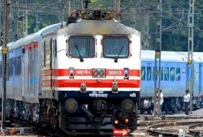 कानपुर-लखनऊ रेल रूट पर 17 ट्रेनें रद्द, वंदे भारत समेत 29 ट्रेन डायवर्ट, जानिये