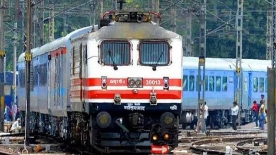 कानपुर-लखनऊ रेल रूट पर 17 ट्रेनें रद्द, वंदे भारत समेत 29 ट्रेन डायवर्ट, जानिये