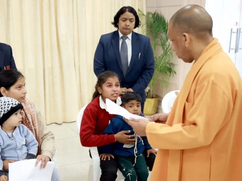 बच्चों को स्मार्टफोन से दूर रखें, किताबें और योग अपनाएं, मुख्यमंत्री योगी आदित्यनाथ ने जनता से की अपील