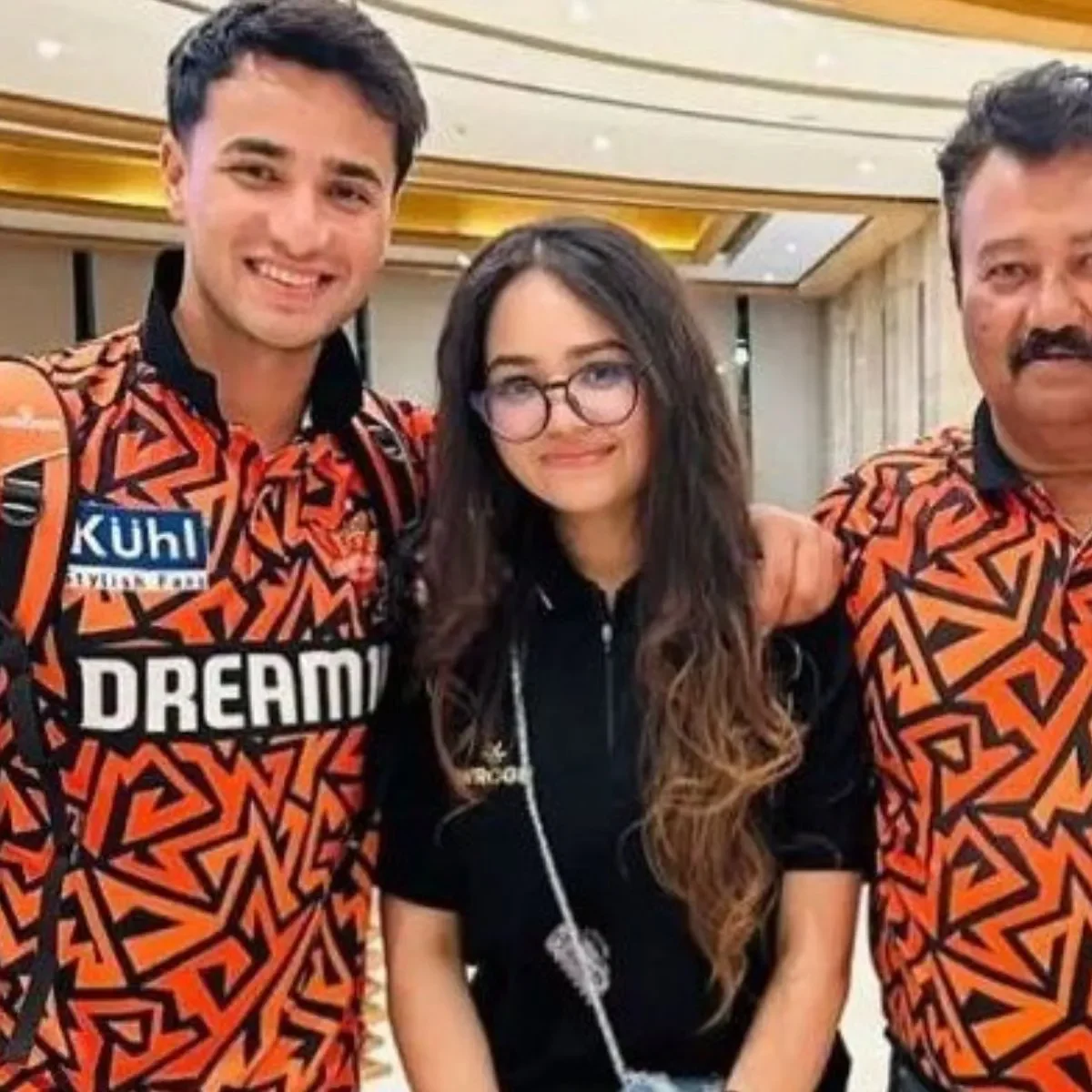 बहन अस्पताल में थी भर्ती, भाई ने भारी मन से खेला DC के खिलाफ मैच, अभिषेक शर्मा ने अपनी बहन कोमल को समर्पित किया अपना 9वां शतक