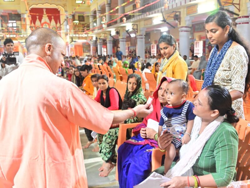 Gorakhpur News: जनता दर्शन में योगी आदित्यनाथ ने सुनीं लोगों की समस्याएं, अफसरों को दिए सख्त कार्रवाई के निर्देश