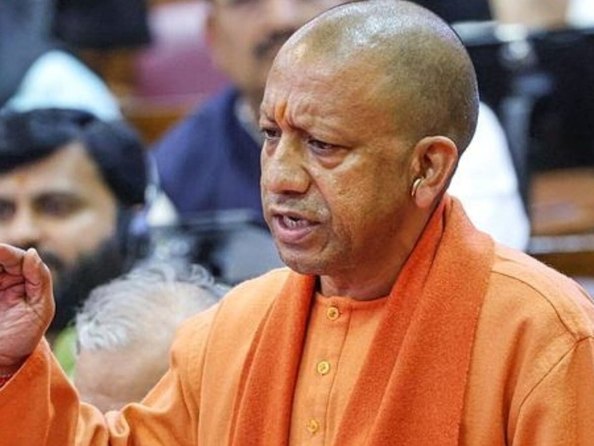 गोरखपुर में शोक संतप्त परिवार से मिले सीएम योगी, पूर्व विधायक के पुत्र के निधन पर जताई संवेदना