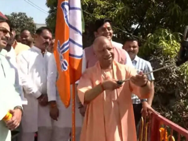 गोरखपुर में भाजपा का स्थापना दिवस: कार्यकर्ताओं को सीएम Yogi Adityanath ने दिया सम्मान और संदेश