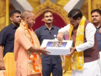 काशी विश्वनाथ मंदिर में लगेगी ‘वैदिक घड़ी’, मुख्यमंत्री मोहन यादव ने योगी आदित्यनाथ को किया अर्पित