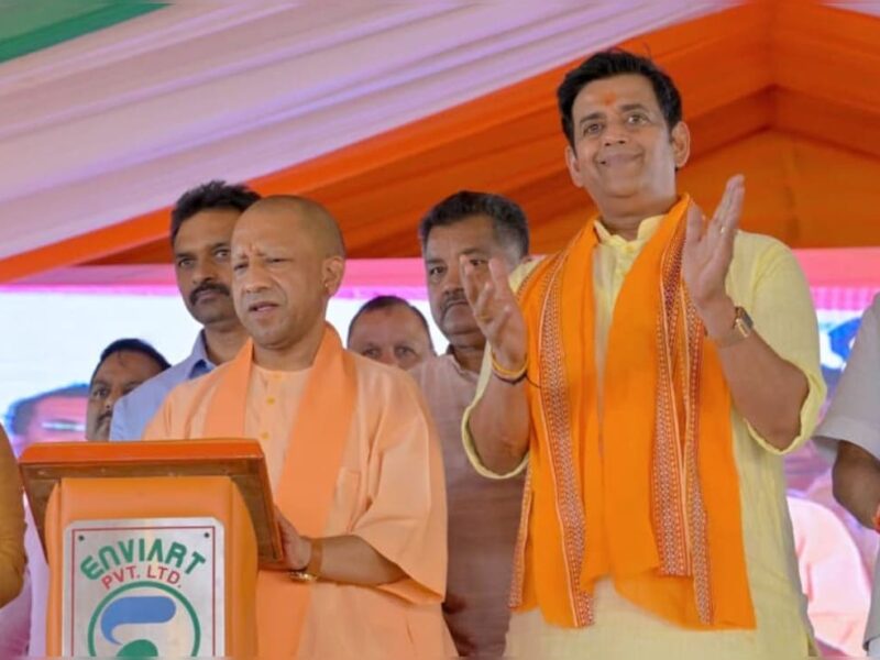 गोरखपुर में हल्के-फुल्के अंदाज में दिखी राजनीति, योगी ने रवि किशन पर ली चुटकी