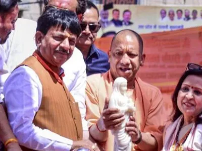 Yogi Adityanath का विपक्ष पर निशाना: भर्ती में भाई-भतीजावाद और पाकिस्तान पर टिप्पणी