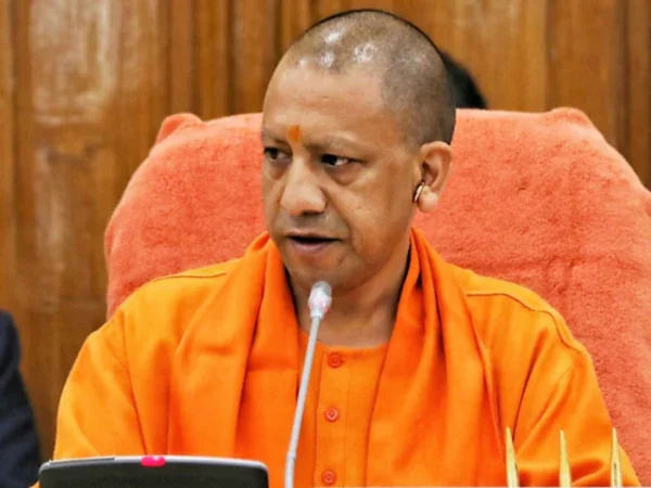 Yogi Adityanath ने बांग्लादेश से आए हिंदू परिवारों को दिए भूमि अधिकार