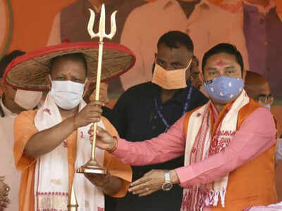 कामाख्या देवी मंदिर पहुंचे योगी आदित्यनाथ, असम दौरे ने दिया सांस्कृतिक एकता का संदेश