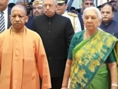 वाराणसी दौरे पर आनंदीबेन पटेल और योगी आदित्यनाथ