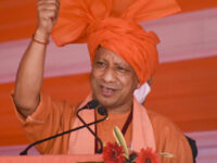 बंगाल की राजनीति में दिखा भगवा रंग, CM योगी ने सुवेंदु अधिकारी को पहनाया गमछा