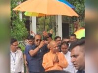 अपने गांव पहुंचे योगी का दिखा पहाड़ी अंदाज, गढ़वाली भाषा में ग्रामीणों को दिया खास निमंत्रण