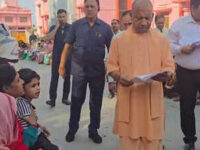 जनता दर्शन में महिला को सीएम योगी का भरोसा, दबंगई के खिलाफ सख्त कार्रवाई का आश्वासन