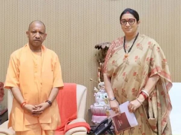 स्मृति ईरानी और सीएम योगी की मुलाकात से यूपी की राजनीति में बढ़ी हलचल