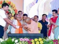 मुख्यमंत्री योगी आदित्यनाथ का सपा पर आरोप, मंदिरों की धनराशि के दुरुपयोग का लगाया आरोप