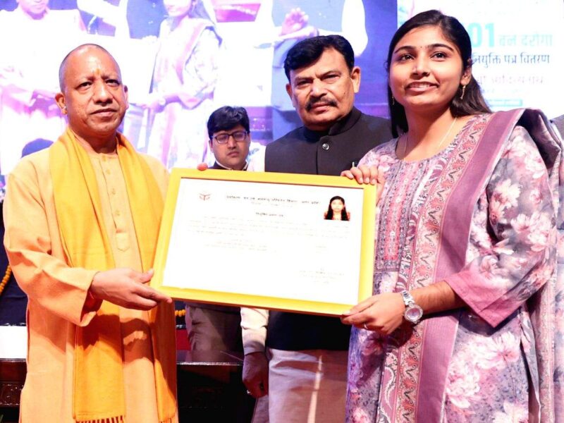 बांदा में सीएम योगी ने लाभार्थियों को सौंपे प्रमाणपत्र, 710 करोड़ रुपये की विकास परियोजनाओं की दी सौगात