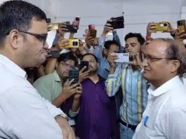 उरई नगर पालिका में जांच के दौरान भिड़े IAS रिंकू सिंह राही और EO, कहा ‘आप मुझसे सेटिंग करना चाहते हैं…