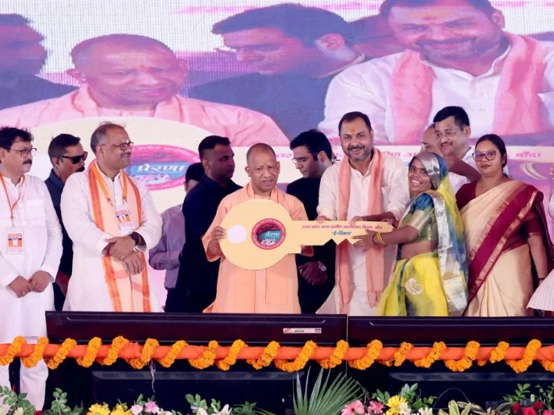 चुनाव से पहले मुख्यमंत्री योगी आदित्यनाथ ने आंगनवाड़ी सहायिका को बांटे नियुक्ति पत्र, कहा “मातृ एवं शिशु….
