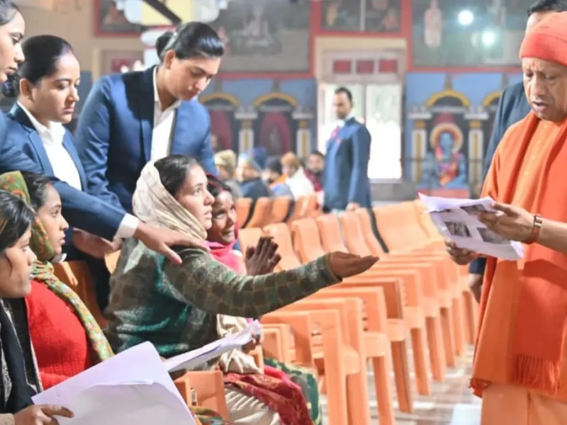 गोरखपुर जनता दर्शन में मुख्यमंत्री योगी ने लोगों से किया वादा फ्री इलाज के अलावा आर्थिक सहायता का किया ऐलान