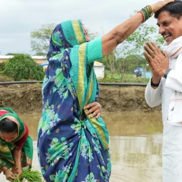 किसानों के साथ धान रोपाई में शामिल हुए मोहन यादव, 494 करोड़ रुपये की विकास परियोजनाओं की सौगात