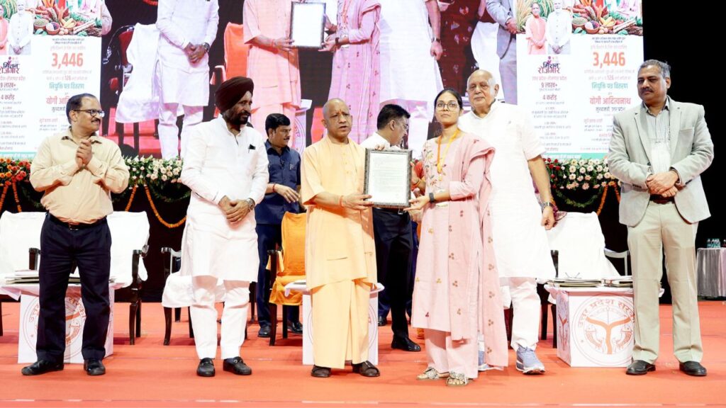सीएम योगी ने 3572 युवाओं को सौंपे नियुक्ति पत्र, छह महीने में 1 लाख और सरकारी नौकरियों का ऐलान सीएम योगी ने 3572 युवाओं को सौंपे नियुक्ति पत्र, छह महीने में 1 लाख और सरकारी नौकरियों का ऐलान