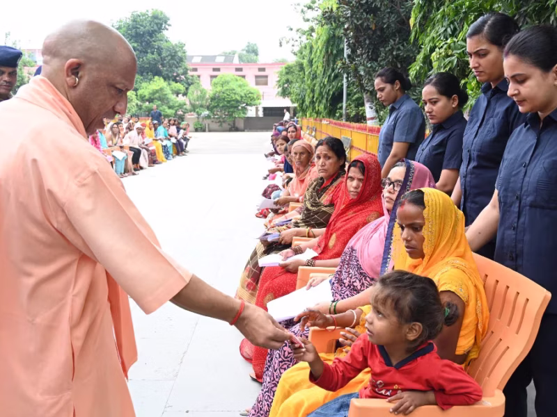 UP Women Scheme: महिलाओं को मिल सकते हैं 50 हजार रुपये, चुनाव से पहले 20 हजार देने की तैयारी