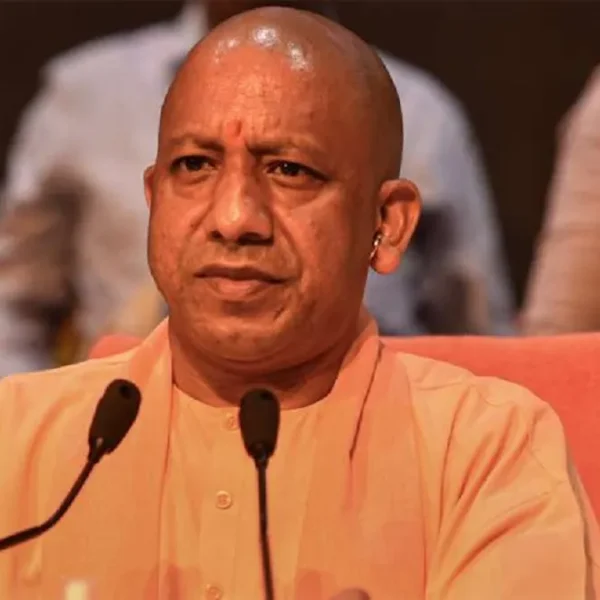 गोरखपुर में सीएम योगी का जनता दर्शन, करीब 200 फरियादियों की सुनीं समस्याएं, अफसरों को त्वरित समाधान के निर्देश